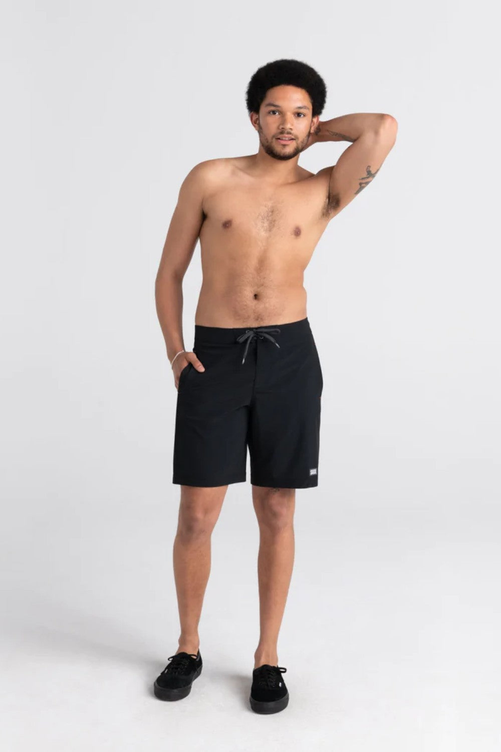 These 2N1 board shorts combine a Slim Fit liner under a fixed-waist shell. The integrated liner is form-fitting through the butt and thighs.