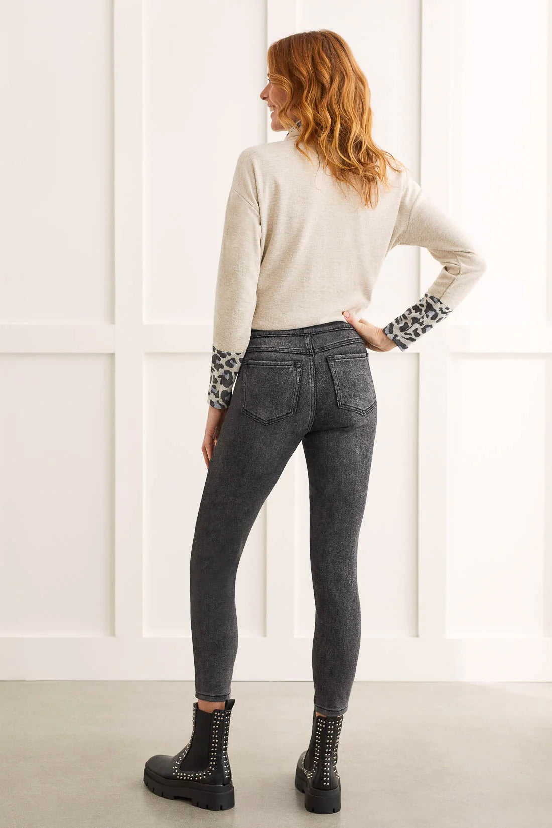 This legging offers a comfortable fit and offers tummy tucking power to help you look sleek and slim. An essential for any wardrobe, it's the perfect way to stay stylish while keeping you feeling comfortable all day long!