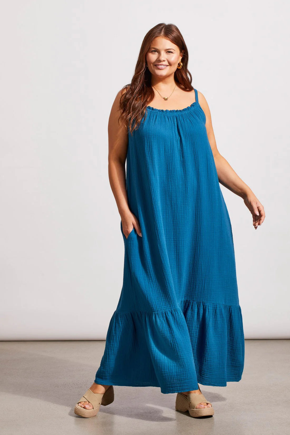 Polished and practical, this sleeveless maxi dress is a must-have addition to your closet. We're obsessed with the flowy fit cut from crinkled gauze cotton, rich colourway, scoop neckline with frilled details, and side seam pockets for stashing on-the-go items.