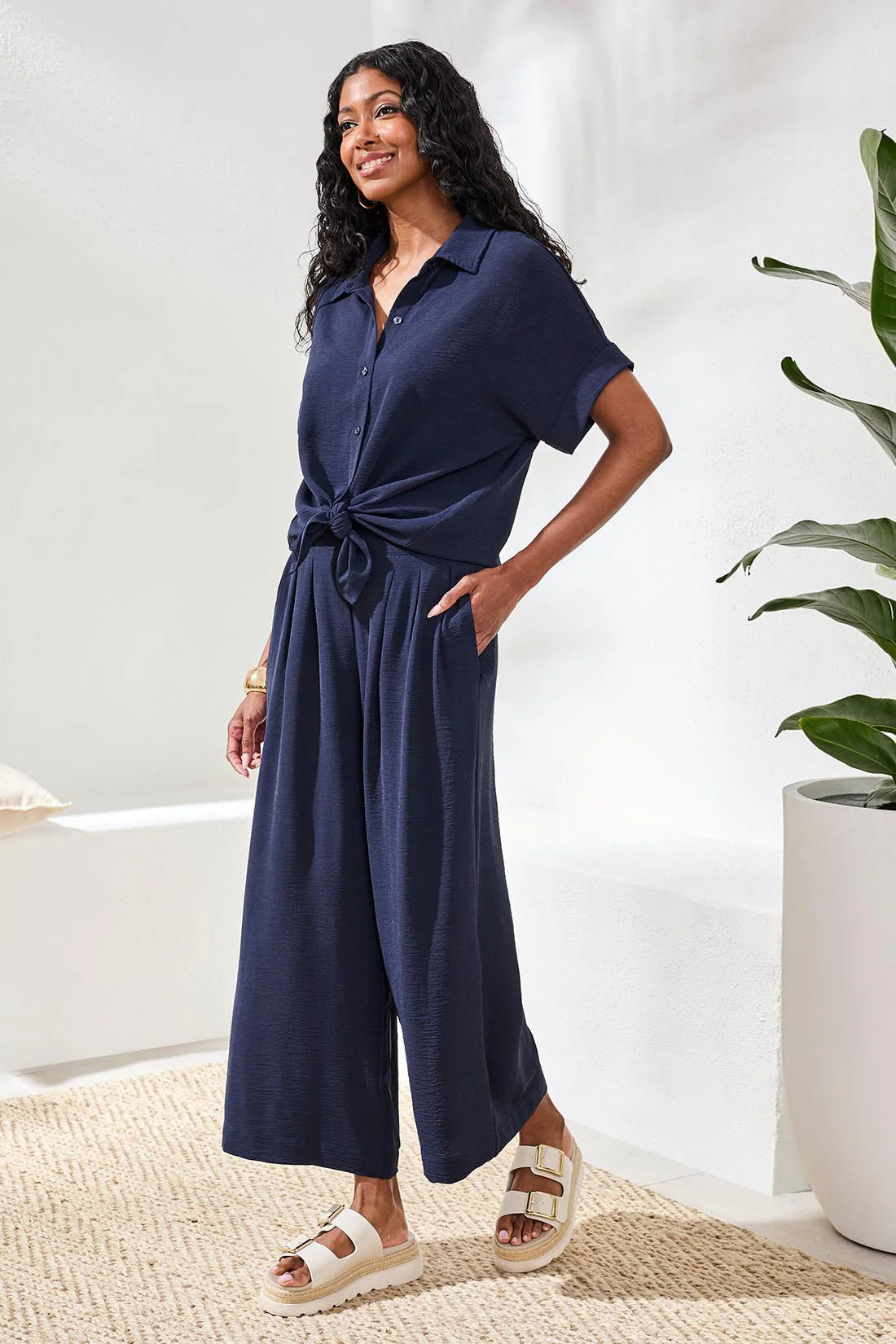 Crafted in breathable Airflow Woven fabirc, this flowy crop pant pairs a relaxed fit with a wide, cropped leg for effortless movement. The back-elastic waistband adds a touch of personalized comfort, making it a versatile staple for everyday dressing, from the office to the weekend.


