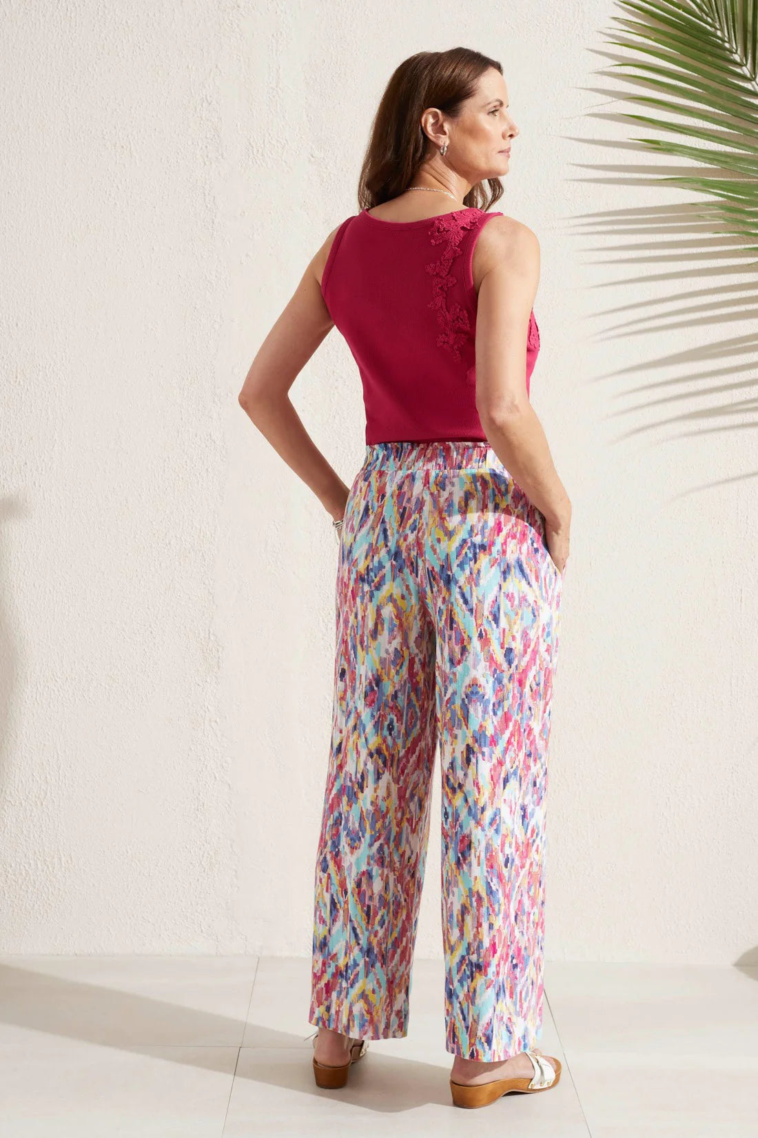 Slide into these pull-on ankle pants rocking a lively print that brings bold colour to basic outfits. 
