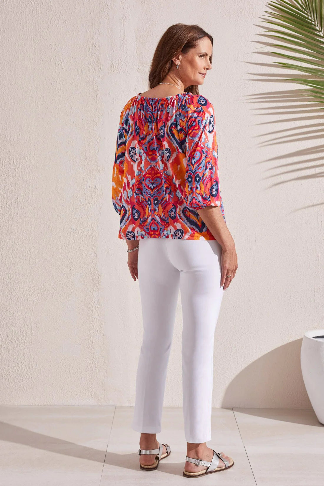 Channel cheerful vibes all day long in this peasant top crafted from printed linen-blend fabric.