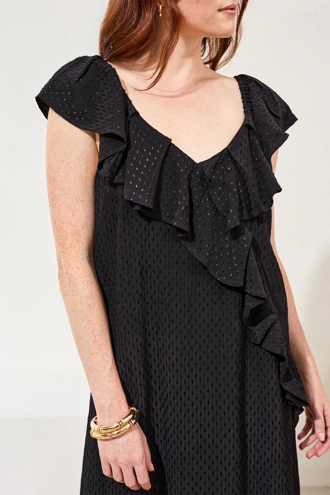 Experience versatility with our maxi dress designed to be worn two ways—on or off the shoulder. An elegant silhouette, fluid drape, and ruffle detail make this a standout for any occasion, while breathable viscose fabric ensures all-day comfort and effortless polish.