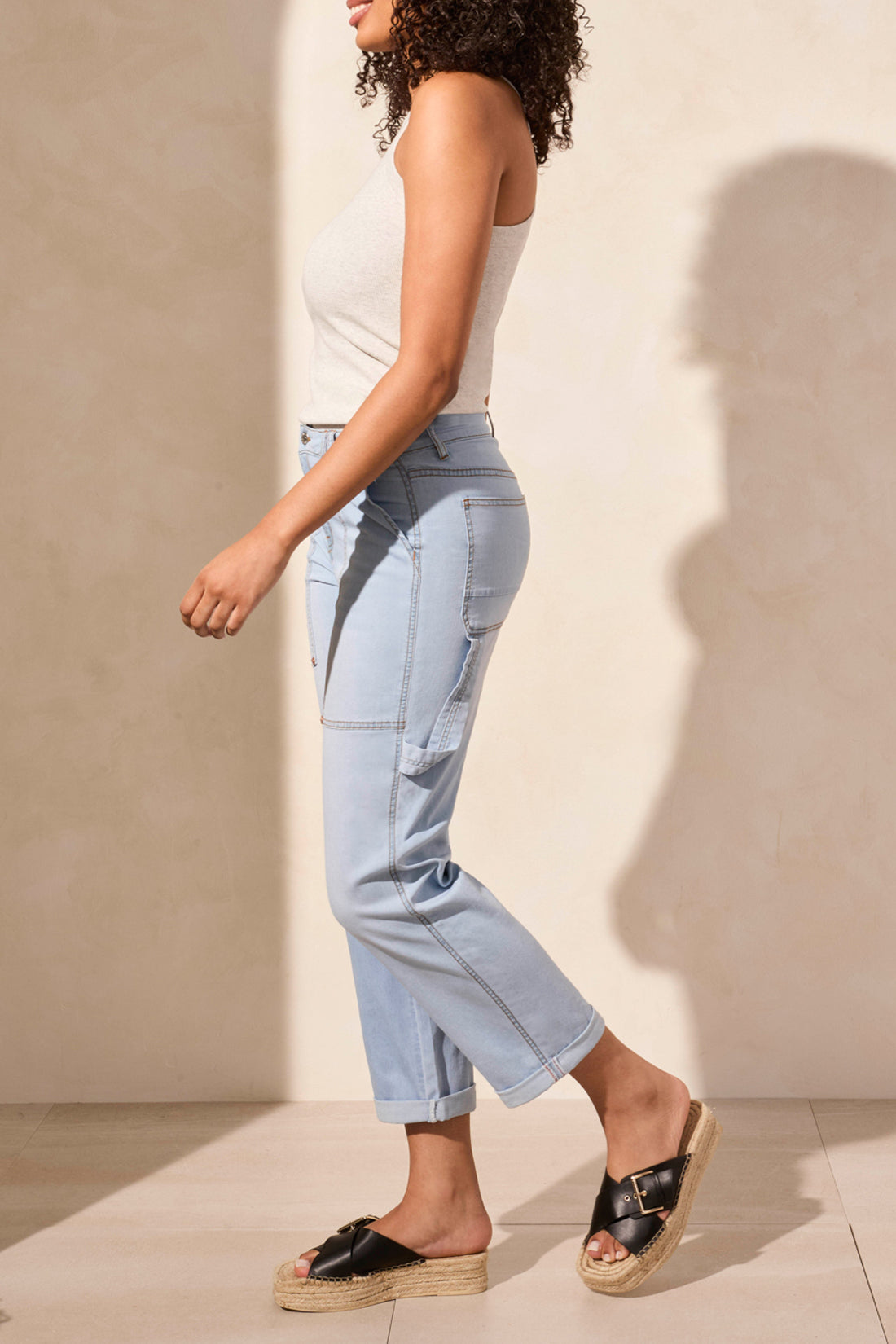 Introducing your new partner in style - Tribal Audrey Carpenter Jeans! With a straight, relaxed fit and carpenter pockets, these jeans are both functional and fashionable. Get ready to embrace a cool and casual look with these statement jeans.