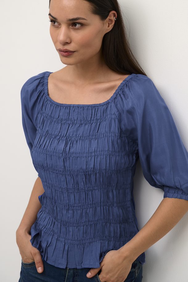 This garment features a tight fit and short length, measuring 58 cm in size 38. It is crafted from 55% Viscose (LENZING ECOVERO) and 45% Viscose.   